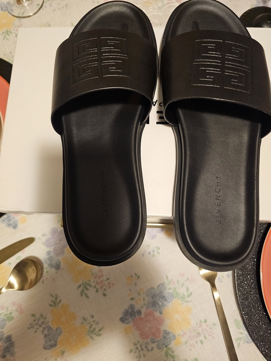 Sandals_&_Flip_Flops